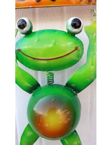 Pannello welcome con una rana in metallo...