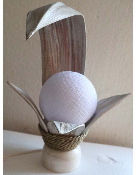 Lampada abatjour in cocco di color bianco decapato con sfera di cotone bianca cm 30x24x36h