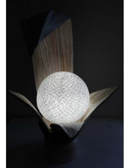 Lampada abatjour in cocco di color bianco decapato con sfera di cotone bianca cm 30x24x36h