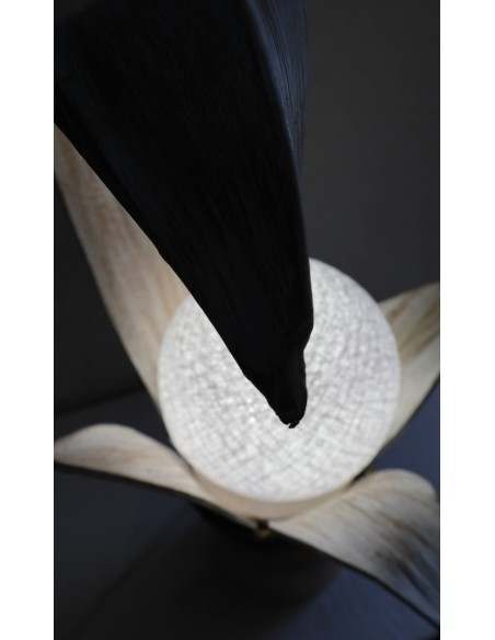 Lampada abatjour in cocco di color bianco decapato con sfera di cotone bianca cm 30x24x36h