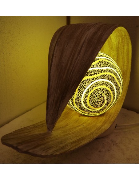 Lampada abatjour in foglia di cocco bianca con sfera in resina nera gialla e bianca