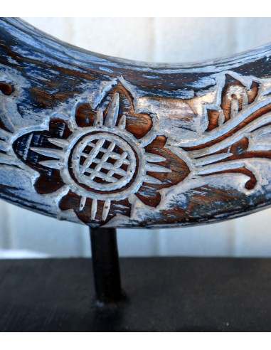 Luna in legno su base intarsiata e dipinta a...