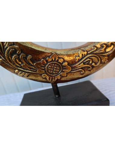 Luna in legno su base intarsiata e dipinta a...