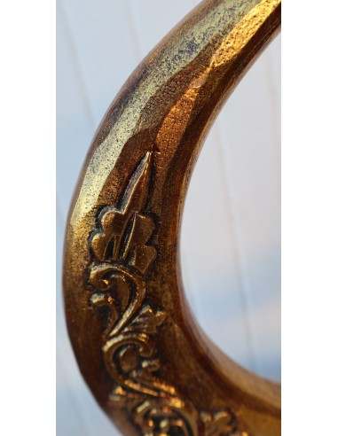 Luna in legno su base intarsiata e dipinta a...