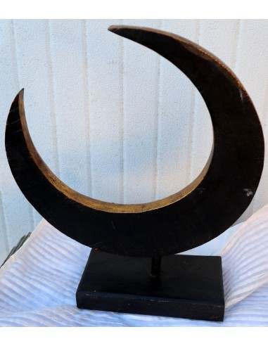 Luna in legno su base intarsiata e dipinta a...