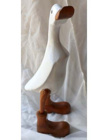Oca papera in legno con stivali di color bianco...