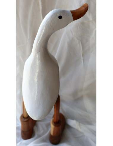 Oca papera in legno con stivali di color bianco...