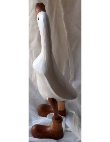Oca papera in legno con stivali di color bianco...