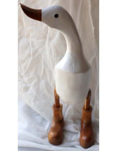 Oca papera in legno con stivali di color bianco...