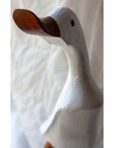 Oca papera in legno con stivali di color bianco...