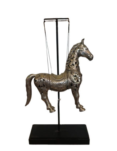 Scultura Cavallo in Metallo Intarsiato – Artigianato Indonesiano – 104 cm con Piedistallo