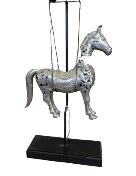 Scultura Cavallo in Metallo Intarsiato – Artigianato Indonesiano – 104 cm con Piedistallo
