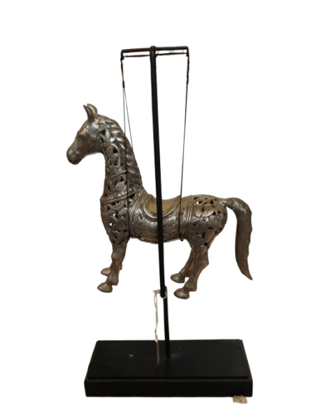 Scultura Cavallo in Metallo Intarsiato – Artigianato Indonesiano – 104 cm con Piedistallo