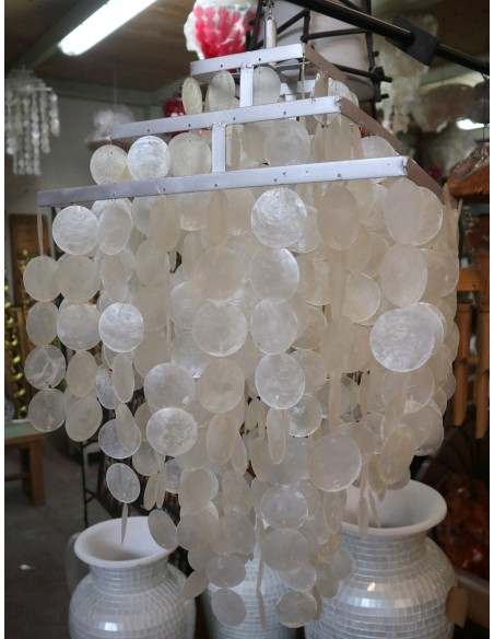 Lampadario in Madreperla Artigianale 40x40x70 cm – Struttura in Metallo, Fatto a Mano in Indonesia