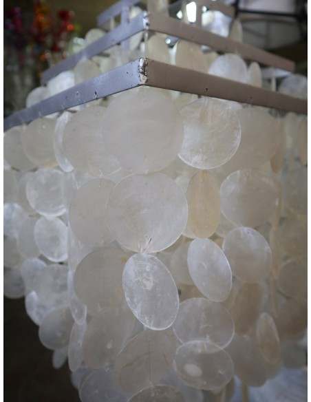 Lampadario in Madreperla Artigianale 40x40x70 cm – Struttura in Metallo, Fatto a Mano in Indonesia