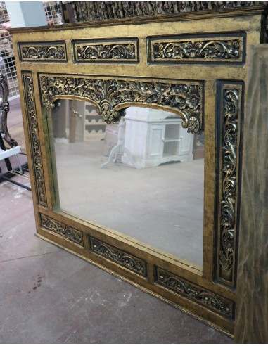 Specchio in legno dorato intagliato a mano...