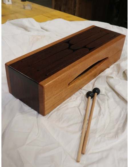 Tongue Drum in Legno Australiano cm 48 × 16 × 12h – Strumento Musicale Artigianale Made in Italy
