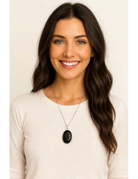 Ciondolo Ovale a Goccia in Tormalina Nera con Filo d’Argento – Gioiello Artigianale Naturale ed Elegante
