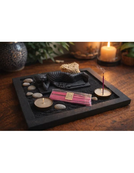 Giardino Zen con Buddha Sdraiato in Pietra – Base Artigianale 22x16 cm – Sabbia Nera, Candele e Incenso