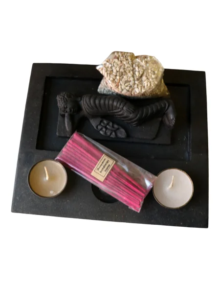Giardino Zen con Buddha Sdraiato in Pietra – Base Artigianale 22x16 cm – Sabbia Nera, Candele e Incenso
