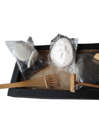 Giardino Zen con Sabbia Nera e Pietre Naturali...