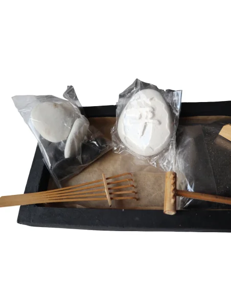 Giardino Zen con Sabbia Nera e Pietre Naturali – Base in Pietra Artigianale Indonesiana