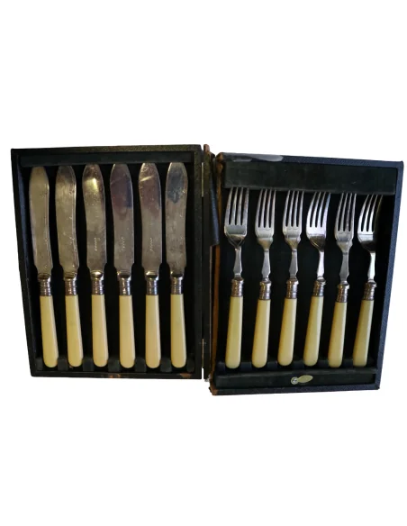 Servizio Posate da Pesce Inglesi Fine ‘800 – Inizio ‘900 – Manici Color Avorio, 6 Forchette e 6 Coltelli Cesellati – Set Antico