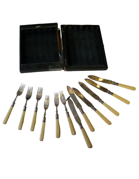 Servizio Posate da Pesce Inglesi Fine ‘800 – Inizio ‘900 – Manici Color Avorio, 6 Forchette e 6 Coltelli Cesellati – Set Antico