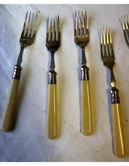 Servizio Posate da Pesce Inglesi Fine ‘800 – Inizio ‘900 – Manici Color Avorio, 6 Forchette e 6 Coltelli Cesellati – Set Antico