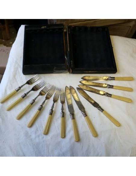 Servizio Posate da Pesce Inglesi Fine ‘800 – Inizio ‘900 – Manici Color Avorio, 6 Forchette e 6 Coltelli Cesellati – Set Antico