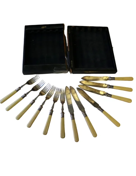 Servizio Posate da Pesce Inglesi Fine ‘800 – Inizio ‘900 – Manici Color Avorio, 6 Forchette e 6 Coltelli Cesellati – Set Antico