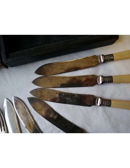 Servizio Posate da Pesce Inglesi Fine ‘800 – Inizio ‘900 – Manici Color Avorio, 6 Forchette e 6 Coltelli Cesellati – Set Antico