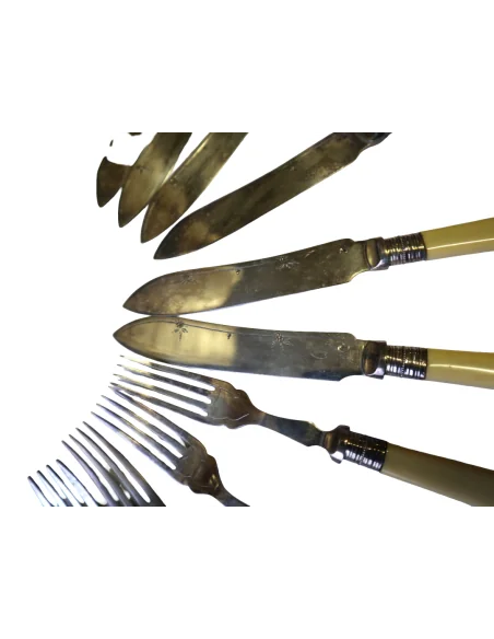 Servizio Posate da Pesce Inglesi Fine ‘800 – Inizio ‘900 – Manici Color Avorio, 6 Forchette e 6 Coltelli Cesellati – Set Antico