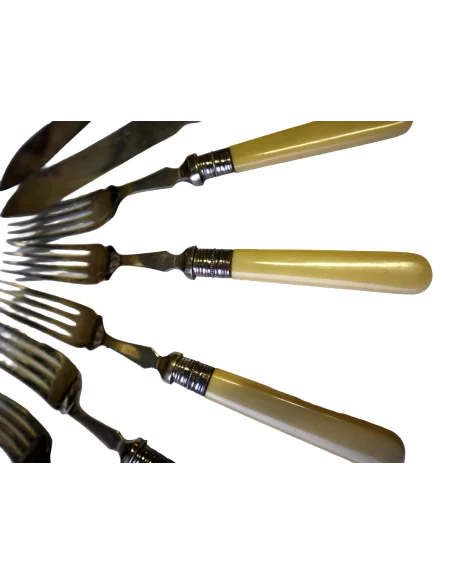 Servizio Posate da Pesce Inglesi Fine ‘800 – Inizio ‘900 – Manici Color Avorio, 6 Forchette e 6 Coltelli Cesellati – Set Antico
