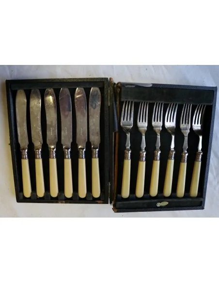 Servizio Posate da Pesce Inglesi Fine ‘800 – Inizio ‘900 – Manici Color Avorio, 6 Forchette e 6 Coltelli Cesellati – Set Antico