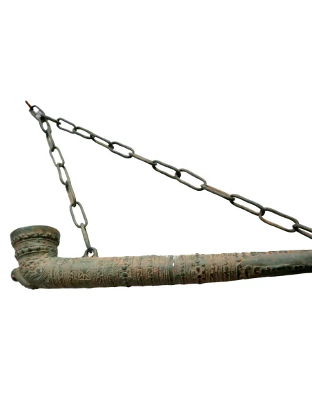 Antica Pipa Indonesiana da Oppio in Bronzo – 93 cm – Oggetto Etnografico Orientale con Catena Decorativa