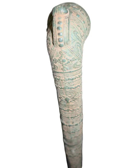 Antica Pipa Indonesiana da Oppio in Bronzo – 93 cm – Oggetto Etnografico Orientale con Catena Decorativa